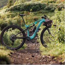 Et si on pouvait avoir un VTT tout Suspendu avec assistance électrique, léger?Oui, Wilier et Megamo ont fait le pari. 1, 2 et 3: Wilier Urta Hybrid: cadre carbone, moteur Fazua, un cross-country en 120mm de débattement. Joueur, léger et agressif.... Et si on pouvait avoir un VTT tout Suspendu avec assistance électrique, léger?Oui, Wilier et Megamo ont fait le pari. 1, 2 et 3: Wilier Urta Hybrid: cadre carbone, moteur Fazua, un cross-country en 120mm de débattement. Joueur, léger et agressif....