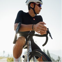 Vous aimez déjà le FILANTE SLR (de M. Cavendish), on vous présente son nouveau pote: le WILIER FILANTE SL.La géométrie est la même, le design est aussi soigné, mais le carbone utilisé est différent, pour gagner en confort. Comme d'habitude... Vous aimez déjà le FILANTE SLR (de M. Cavendish), on vous présente son nouveau pote: le WILIER FILANTE SL.La géométrie est la même, le design est aussi soigné, mais le carbone utilisé est différent, pour gagner en confort. Comme d'habitude...