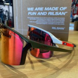 Julbo et Rilsan. C'est quoi? @julbo_eyewear utilise une matière bio sourcée issus des graines de ricin pour fabriquer ses lunettes. Une matière performante car cette technique permet la production de lunettes légères, flexibles et durable. Born... Julbo et Rilsan. C'est quoi? @julbo_eyewear utilise une matière bio sourcée issus des graines de ricin pour fabriquer ses lunettes. Une matière performante car cette technique permet la production de lunettes légères, flexibles et durable. Born...